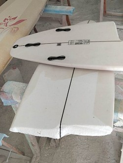 ANTES La @pyzelsurfboards de Fer no ha tenido un buen mes este otoño. Llega en dos piezas con esperanza de volver al agua.  Limpieza de parafina, saneo de laminado suelto, fresado para nuevo stringer, pegado de stringer y ambas mitades con PU líquido, lijado a ras, nivelado con poliester espesado, lijado a ras, laminado bottom 6oz, laminado deck 2x6oz, impresión y laminado de logo, hotcoats deck y bottom, lijado final, repintado en blanco y negro y sprayfinish mate.  Con esperanza y plazo adecuado, todo es reparable.  #reparacionsurf  #reparacionpoliester  #madeinportugal  #acoruña  #arteixo