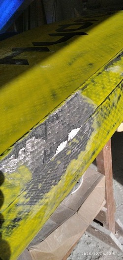 ANTES: Anton me presenta a su precioso wingfoil @hydro_customboard de EPS/epoxy/carbono para reparar una grieta en el canto.  Lijado previo, relleno de faltaa con epoxy espesado+ laminado carbono 200g/m2 oneshot, lijado bruto, enmasillado tintado amarillo, lijado final, retoque de color negro+amarillo, lijado funal efecto pátina y barnizado mate.  VIVA LA PÁTINA!!!  #reparacioncarbono  #reparacionwingfoil  #reparacionepoxy  #madeinitaly🇮🇹  #acoruña